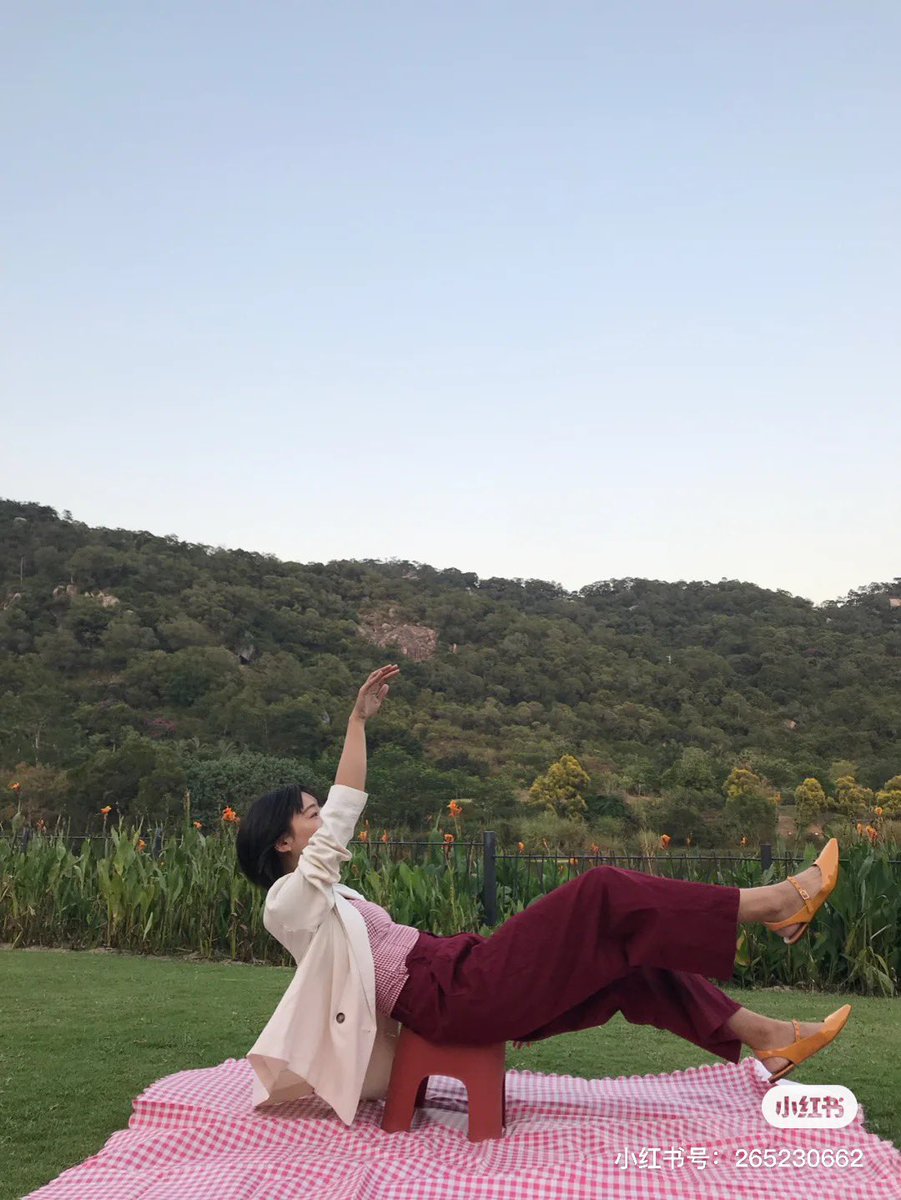 chinesejapane12's tweet photo. 🇨🇳最新ハイテク自撮り(宙に浮く)✨

①ものを全部どかせてシートだけをひいて写真を一枚撮る

②椅子を置き浮いてるようなポーズで一枚撮る(写真2枚目)

③2枚目の写真を背景透過し、スタンプにする(アプリはMEITU)

④1枚目の何もない写真に色々追加させ、完成。

自粛中、家の中でも撮れますー！❤️ https://t.co/S4Ba8vB1dI