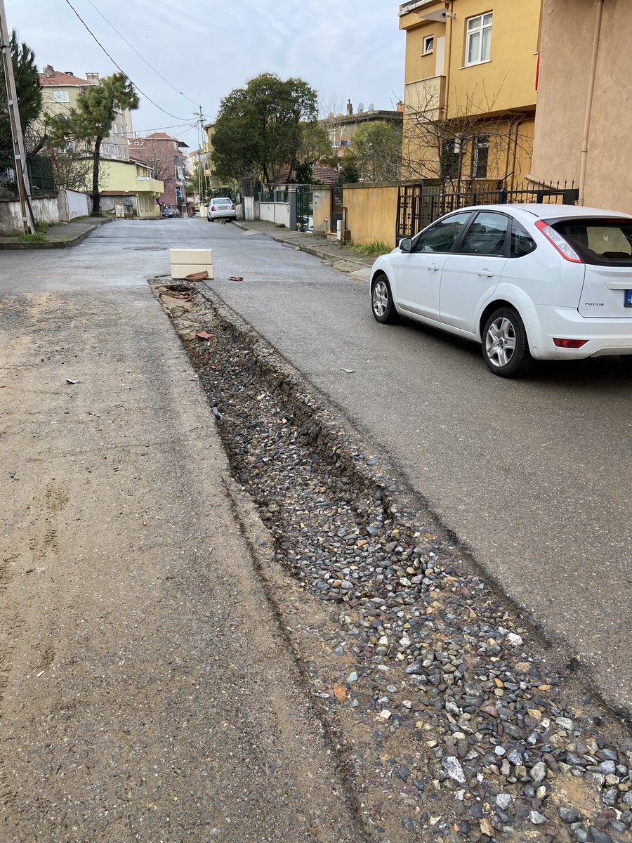 İstanbul kartalda kestane sokakta alt yapı çalışması için kazılan yolda yagmurdan sonra derin çukurlar oluştu,her aksam bir çok araç bu çukura düşerek zarar görüyor,acilen bu yola müdahele edilmesi bir vatandaşlık borcudur...
<a href="/ekrem_imamoglu/">Ekrem İmamoğlu</a> <a href="/kartalbelediye/">Kartal Belediyesi</a> <a href="/gokhanyukselist/">Gökhan Yüksel</a>