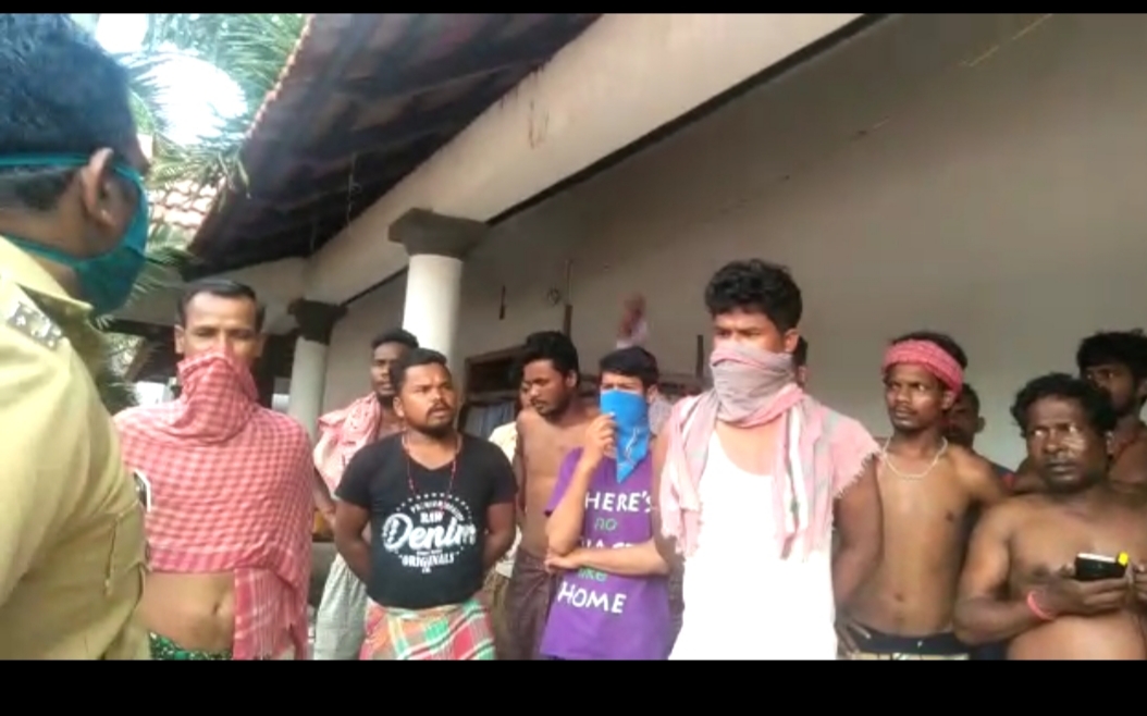 അന്യ സംസ്ഥാന തൊഴിലാളികൾ താമസിക്കുന്ന  സ്ഥലങ്ങളിൽ ജനമൈത്രി പോലീസിന്റെയ് നേതൃത്വത്തിൽ അവരുടെ ഭക്ഷ്യ ലഭ്യതയെ കുറിച്ചും വ്യാജ പ്രചരണങ്ങളിൽ  വഞ്ചിതരാകാതിരിക്കുന്നതിന്  വേണ്ട  സുരക്ഷാ മുൻകരുതലുകളെക്കുറിച്ചും വേണ്ട നിർദ്ദേശങ്ങൾ നൽകുന്നു.