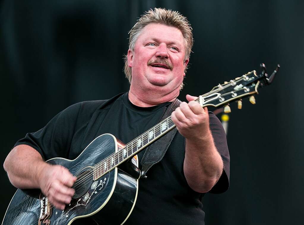 newslibre's tweet photo. Country Music Superstar Joe Diffie best known for hits like "If the Devil Danced (In Empty Pockets)" and "Honky Tonk Attitude" has passed away from complications of #Coronavirus #RIPDiffie https://t.co/S63RyR67hK
