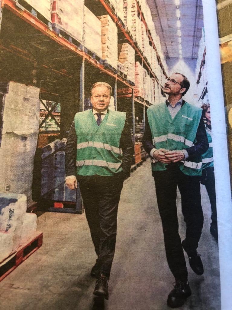 salonANK's tweet photo. Onze minister Wiebes geeft aan wat 1,5 meter is. #SocialDistancing https://t.co/o6zLGe5SCB
