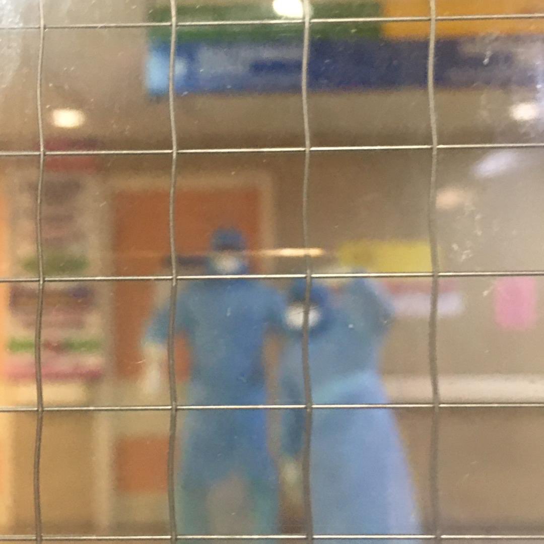 SyamelIzwann's tweet photo. Kadang kadang aku rasa nk give up, berjam jam dalam full PPE mcm tok macam masok warzone. Berpeloh, rasa nk pitam. Nasib kawan sama masok kuat, ajak tetak lah apa lah. So this is my fight. Your fight is, just stay at home. Youre not stuck at home, youre safe at home. https://t.co/yd5OZpRY0u