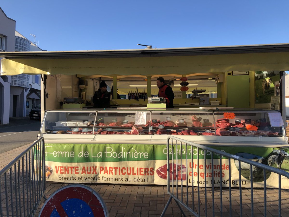 chateau_gontier's tweet photo. Que diriez-vous d'un bon pot-au-feu ou d'un bourguignon par ce vent glacial ? Le "bœuf de la Bodinière" a installé son étal à #Bazouges dans le cadre du #marché isolé mis en place à #ChateauGontier sur #Mayenne. Le producteur est présent jusqu'à 12h30. #gestesbarrières https://t.co/lFqtAT2G3R