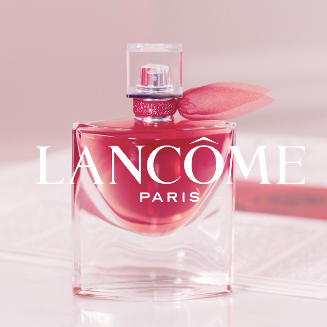 ⁣An’da ve evde kalma zamanı! Bahar çiçeklerine sen gidemesen de bırak o evine gelsin. 🌸💐🌺Rengarenk çiçeklerin enerjisi ve neşesi içine dolsun. ✨Unutma; sen neredeysen, mutluluk orada!..💕⠀