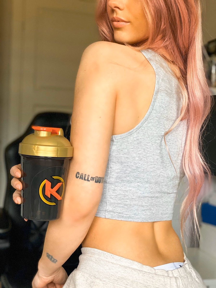 KARNAGEclan's tweet photo. The KARNAGE x @GFuelEnergy Shaker Cup! 🔴⚫️⚪️🟡

Make sure you've got at least two before they're all gone, never know if you'll lose or break one!

Code "KARNAGE" for a discount at checkout!

SHOP NOW 🛒 https://t.co/g0SlvAlpSH https://t.co/IIgvVDJUPC