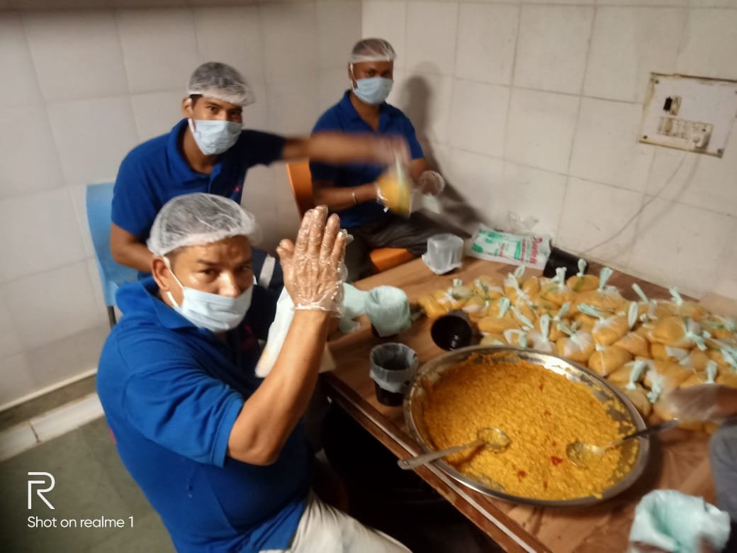 Preparations on for today's distribution to daily wagers, migrants trying to get home and many others.

Join our efforts-mail us at rasoijanta@gmail.com to know how.

#Gurugram #IndiaFightsCorona
