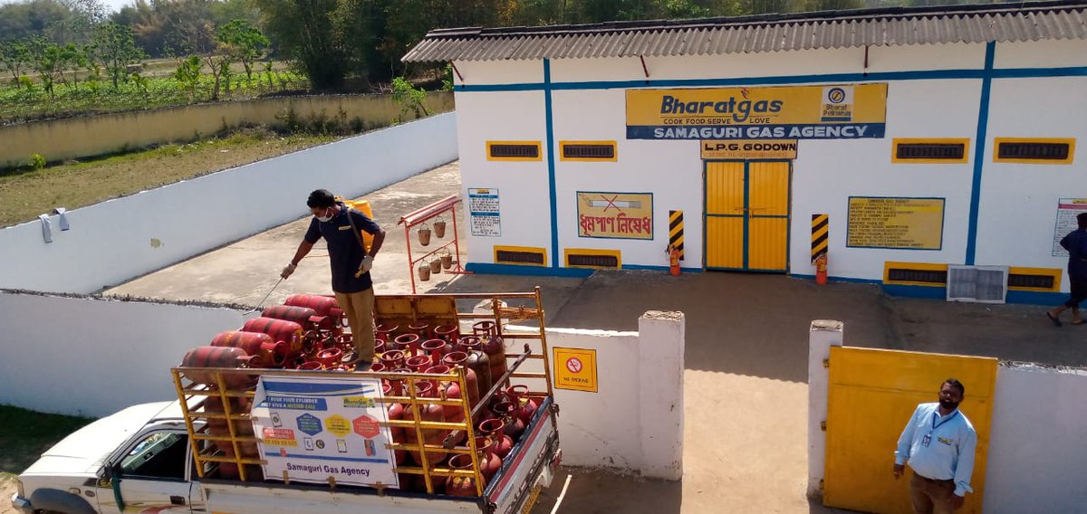 Bharatgas_NE's tweet photo. Sanitisation of LPG refill cylinders before delivery to the consumers ensuring safety by team Samaguri Bharatgas, Nagaon Assam @BPCLLPG @BPCLimited @AKBPCL @vijaytilak1 @PeethambarantT @singharunbpcl @dpradhanbjp #CaronaStopKarona #StayHomeStaySafe https://t.co/0vEfrM3Li8