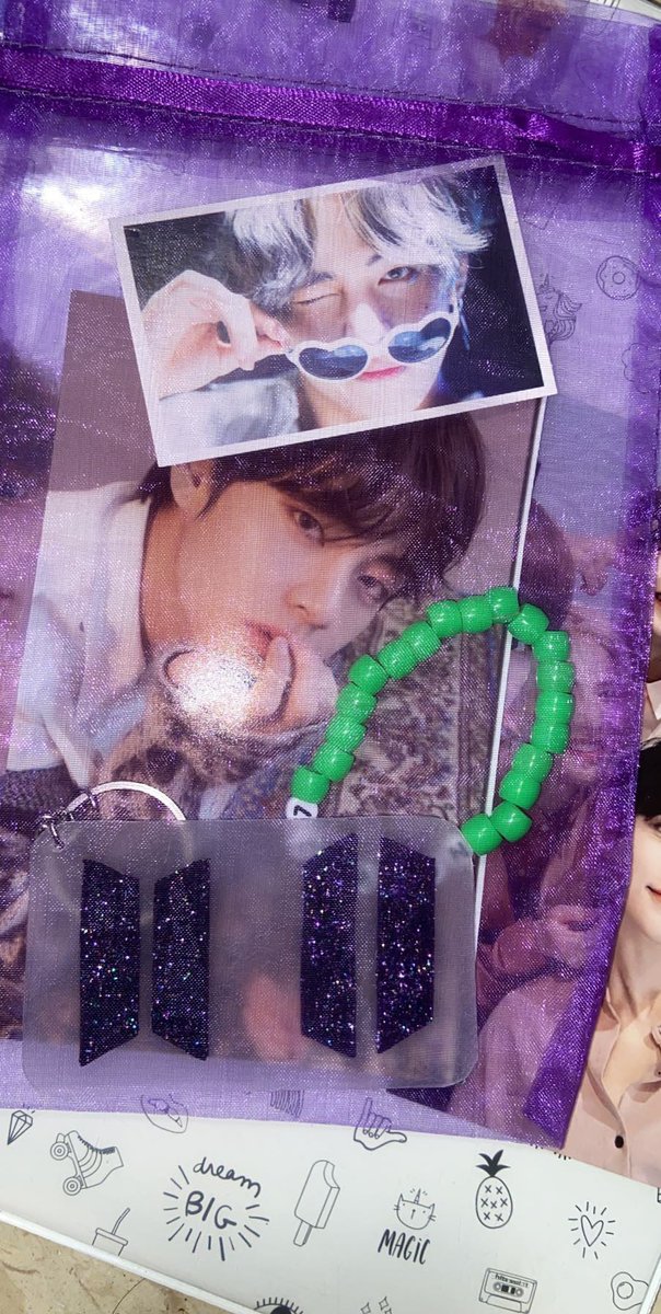 JahairaaAguilar's tweet photo. We still need to buy more stuff to add to the freebies! @mary18gon #BtsinDallas #cottonbowl #MapOfTheSoulTour #btsintexas https://t.co/jzoRjszI4Y