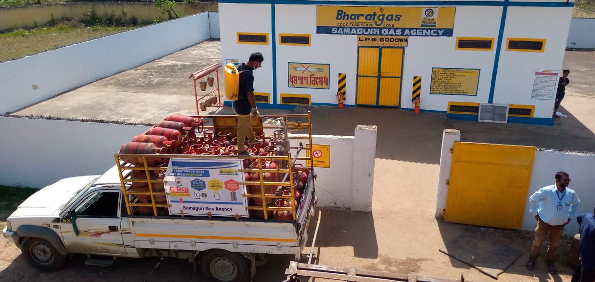 Bharatgas_NE's tweet photo. Sanitisation of LPG refill cylinders before delivery to the consumers ensuring safety by team Samaguri Bharatgas, Nagaon Assam @BPCLLPG @BPCLimited @AKBPCL @vijaytilak1 @PeethambarantT @singharunbpcl @dpradhanbjp #CaronaStopKarona #StayHomeStaySafe https://t.co/0vEfrM3Li8