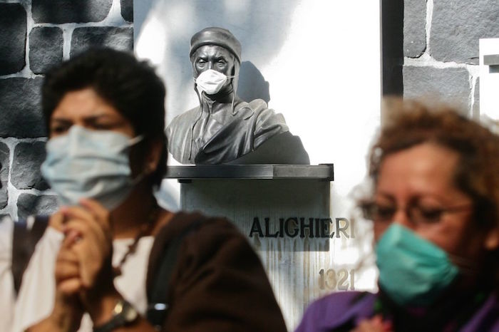 SinEmbargoMX's tweet photo. Con la presencia del coronavirus, revivió el fantasma del H1N1 que se propagó en México en 2009. Las imágenes de entonces, eran similares a las de hoy. También los discursos (...) https://t.co/SXLE8Ysep1 https://t.co/qV8G6mcJ6X