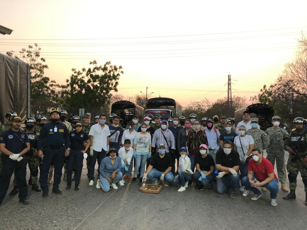 Con el apoyo de estos guerreros de nuestra patria, hoy continuamos aquí en Soledad llevando esperanza a los hogares de nuestra gente!   

#QuedateEnCasa, nosotros llegamos a ti! 🏡🙏🏼 

#AtlánticoParaLaGente