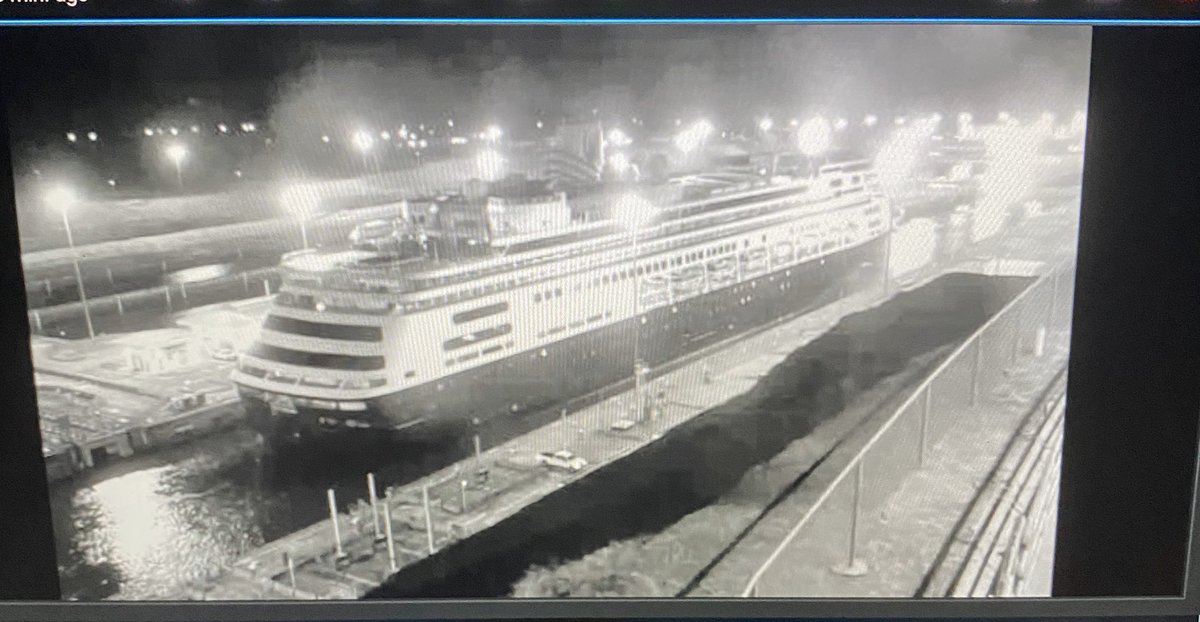 El buque #Zaandam en la cámara alta de la esclusa de Agua Clara <a href="/canaldepanama/">Canal de Panamá</a> <a href="/canalpilots/">Asociación / Unión de Prácticos</a> 👏🏼👏🏼👏🏼🙌🏻