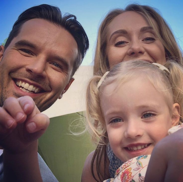 Johanna46401326's tweet photo. Good morning to all #Grahamfans♥️@GrahamWardle
What is not to love about Graham!
#authentic #Generousgiver
#GreatActor 🧡#storyteller💚
#Heartlands #Vet #husband #Dad
#maylifetreatyouwell💙❤️
Be safe! See you in S14
#secondBook #GrahamWardlePodcast https://t.co/4ScA3XFDdK