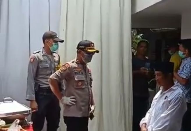 Viral Polisi Bubarkan Arisan Guru di Jember, Panitia Sempat Ngeyel

loveindonesia.com/viral/en/news/…