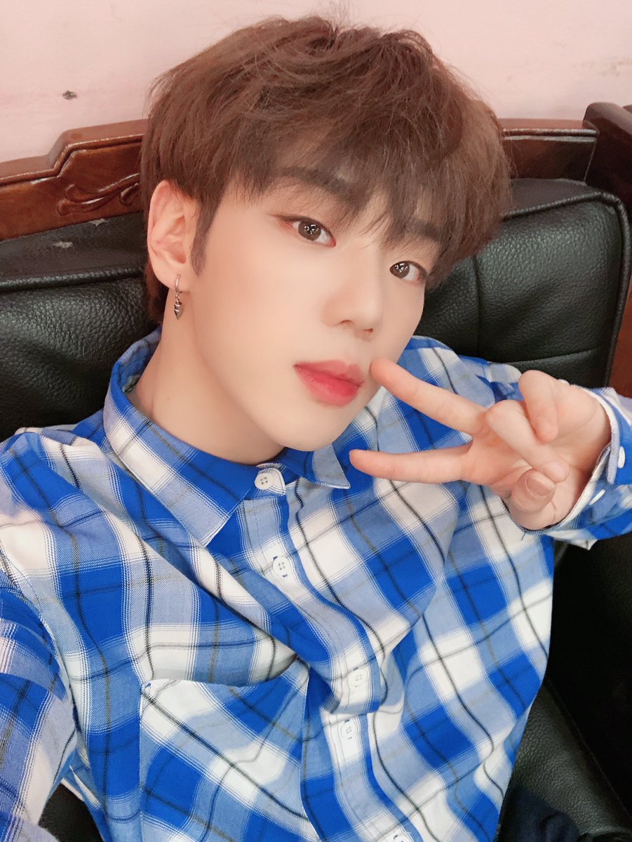 official_ACE7's tweet photo. [본방사수] 📢

이번 주도 #팝스인서울 꿀잼이라며...?
잠시 후 3시 30분! 🕞
잉글리쉬킹 꽈니가 기다릴게요🧡

매주 월~금 오후 3시 30분 / (토) 오후 1시
✔️본 방 사 수✔️

🔗 https://t.co/xvppeQyK1a

#ACE #에이스 #KIMBYEONGKWAN
#김병관 #POPSINSEOUL #arirangTV https://t.co/B7zs7ZzyBT