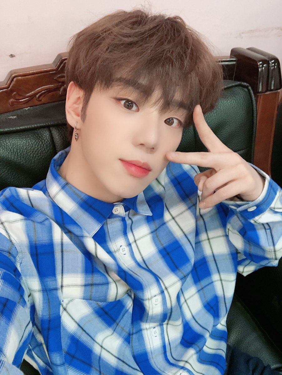 official_ACE7's tweet photo. [본방사수] 📢

이번 주도 #팝스인서울 꿀잼이라며...?
잠시 후 3시 30분! 🕞
잉글리쉬킹 꽈니가 기다릴게요🧡

매주 월~금 오후 3시 30분 / (토) 오후 1시
✔️본 방 사 수✔️

🔗 https://t.co/xvppeQyK1a

#ACE #에이스 #KIMBYEONGKWAN
#김병관 #POPSINSEOUL #arirangTV https://t.co/B7zs7ZzyBT