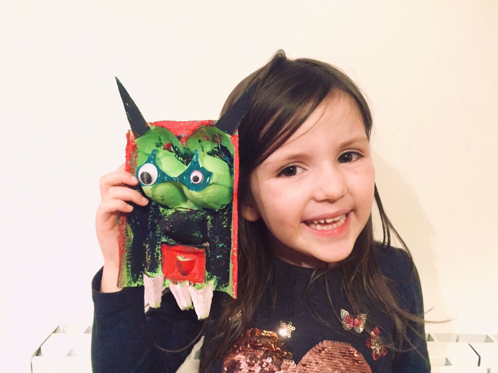 [Ecole à la maison] «Maman tu crois que Manon verra mon masque effrayant ?» 🤷🏻‍♀️ «Et puis tu crois qu’elle va me gronder parce que je n’ai pas 8 ans? » Nell, 4 ans (« et demi !»☝️🙄🤦🏻‍♀️) #MaisonLumni <a href="/ManonCouzy/">Manon Couzy</a> <a href="/alexgoude/">Alex Goude</a> @LumniFR