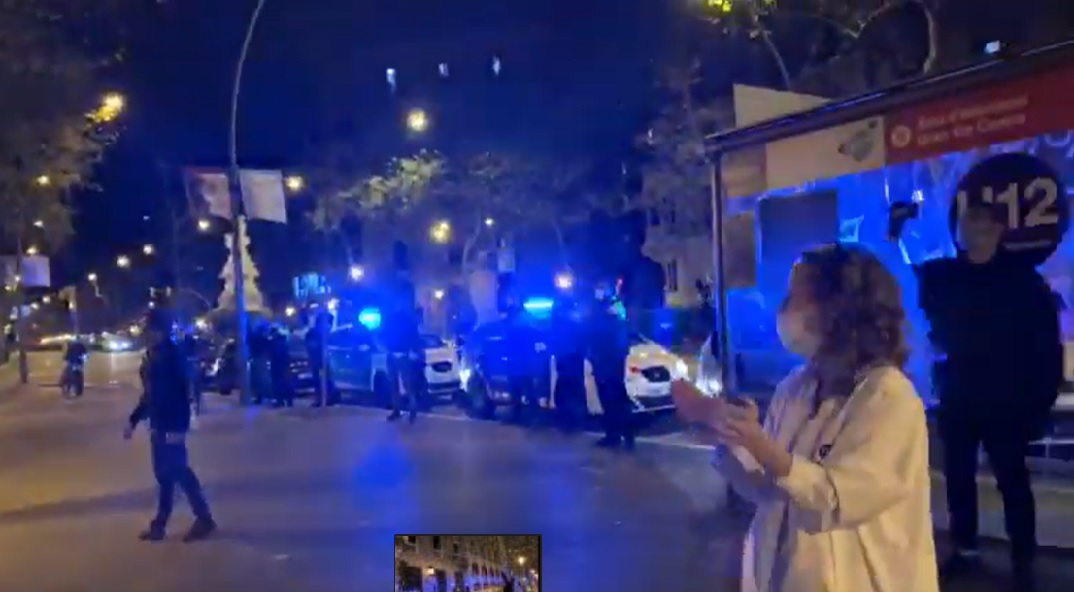 Vídeo - Aplaudiments de veïns, pacients, professionals i forces de seguretat a les 20h del dissabte nit, davant de l'Hotel Cotton House. Gràcies a tots i totes ! #COVID19 #coronovarius youtu.be/Jszwmq0XWSs