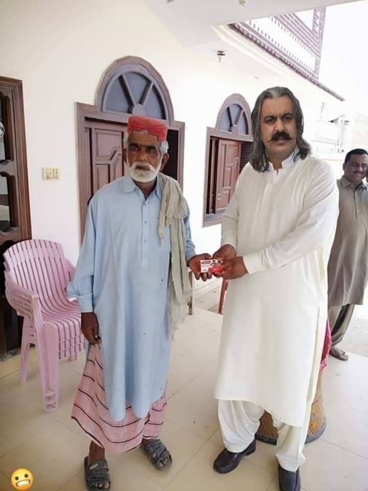 iqrahashmi786's tweet photo. ہم وفاقی وزیر علی امین  کو مشکل کی اس  گھڑی میں لائف بوائے کی ایک چکی صابن مفت دینے پر دل کی گہرایوں سے خوش آمدید کہتے ہیں 🖐️ https://t.co/nicjQ7E1dr