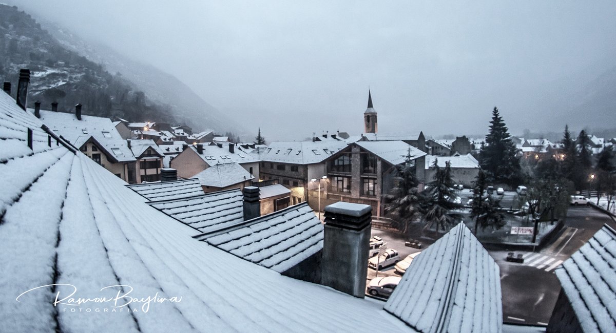 meteopallars's tweet photo. Bon diaaaaaaaaaaaaaaaaaaaaaaa, la nevada a Esterri d'Àneu a 07h40' de moment 1 cm, però canvia la vista de cada dia. Oleeeeeeeeeeeee #PallarsSobira https://t.co/4jKXGct9fO