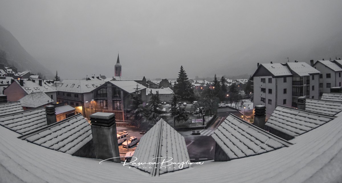 meteopallars's tweet photo. Bon diaaaaaaaaaaaaaaaaaaaaaaa, la nevada a Esterri d'Àneu a 07h40' de moment 1 cm, però canvia la vista de cada dia. Oleeeeeeeeeeeee #PallarsSobira https://t.co/4jKXGct9fO