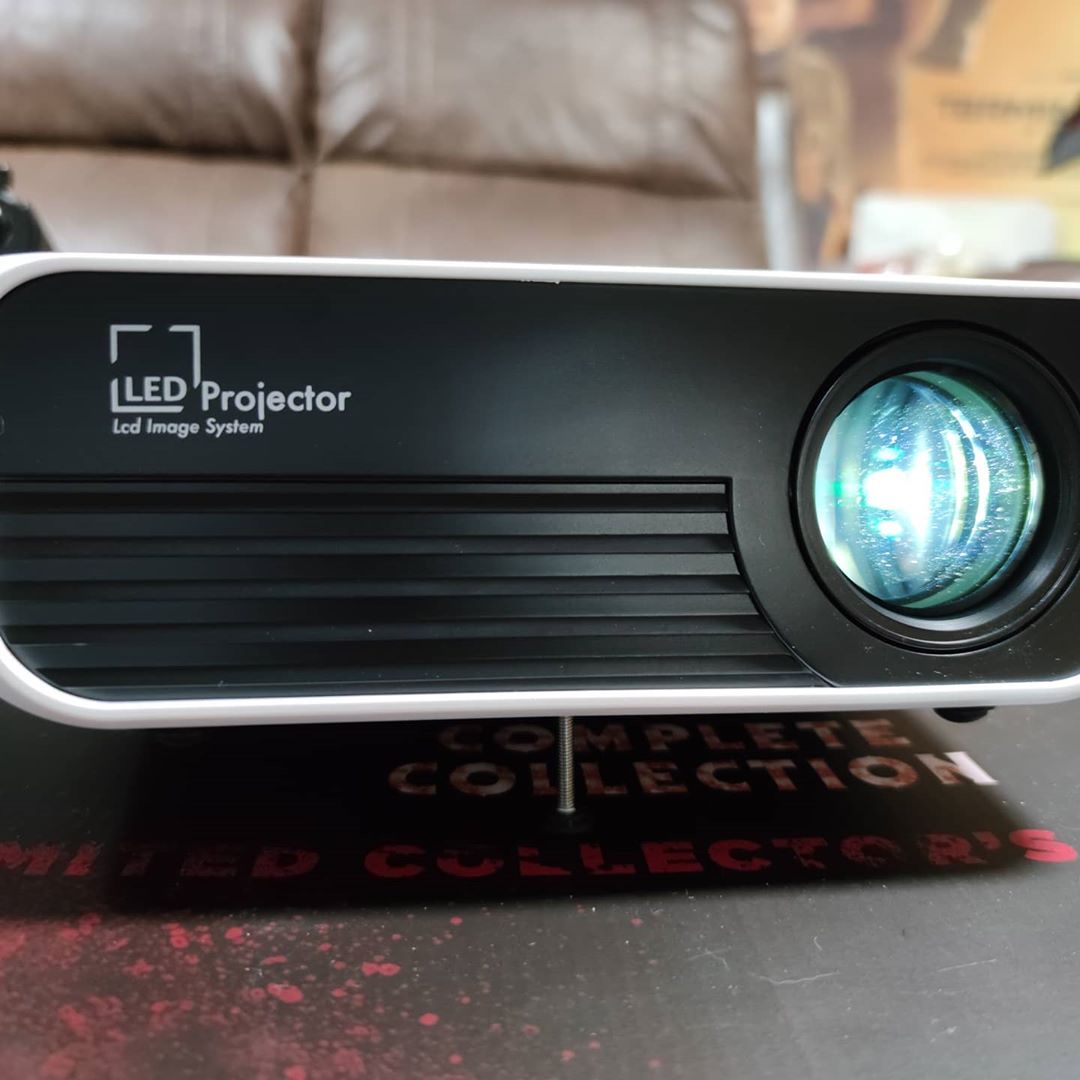 Nerds_H's tweet photo. Ob das was wird? Aktuell ist der Toprecis T8 Beamer mit ca. 120€ Anschaffungspreis der günstigste Full-HD Projektor und unglaublichen 4500(?) Lumen Helligkeit. 😱
(Werbung) #toprecis #projektor #beamer #youtube #unboxing #test #review #channel #nerd #nerds #nerdsheaven https://t.co/yOdr6YtyAE
