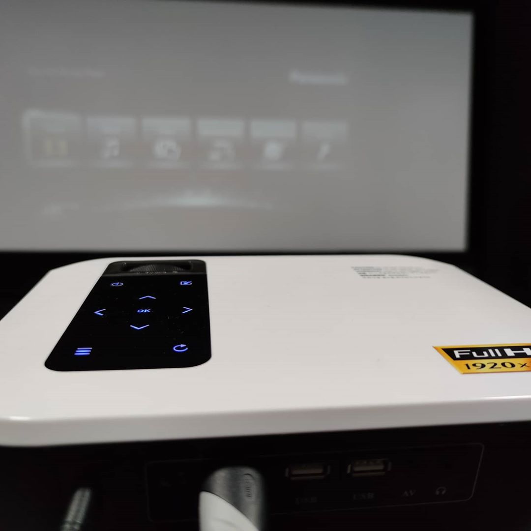 Nerds_H's tweet photo. Ob das was wird? Aktuell ist der Toprecis T8 Beamer mit ca. 120€ Anschaffungspreis der günstigste Full-HD Projektor und unglaublichen 4500(?) Lumen Helligkeit. 😱
(Werbung) #toprecis #projektor #beamer #youtube #unboxing #test #review #channel #nerd #nerds #nerdsheaven https://t.co/yOdr6YtyAE