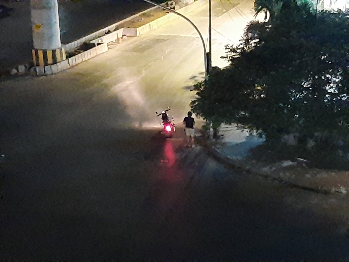 Another hero spotted last midnight...feeding strays who been looking for food all day! All heros dont wear capes..humanity will survive. #lockdown #FeedTheNeedy #Heroes