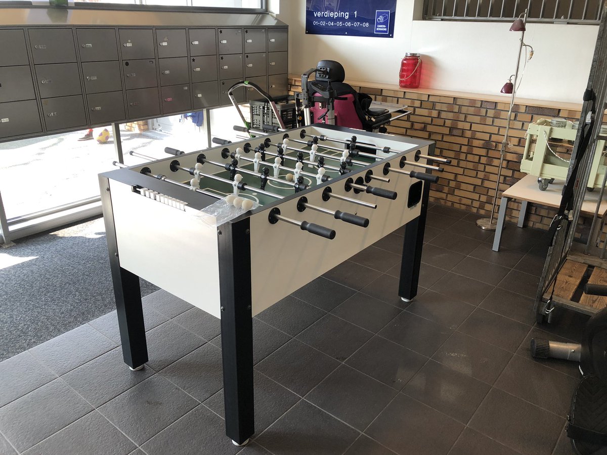 Kickerprofs's tweet image. In de entree van een instelling voor gehandicaptenzorg voor 2 maanden een voetbaltafel met de nodige voorzorgsmaatregelen. Veel plezier en stay strong daar.