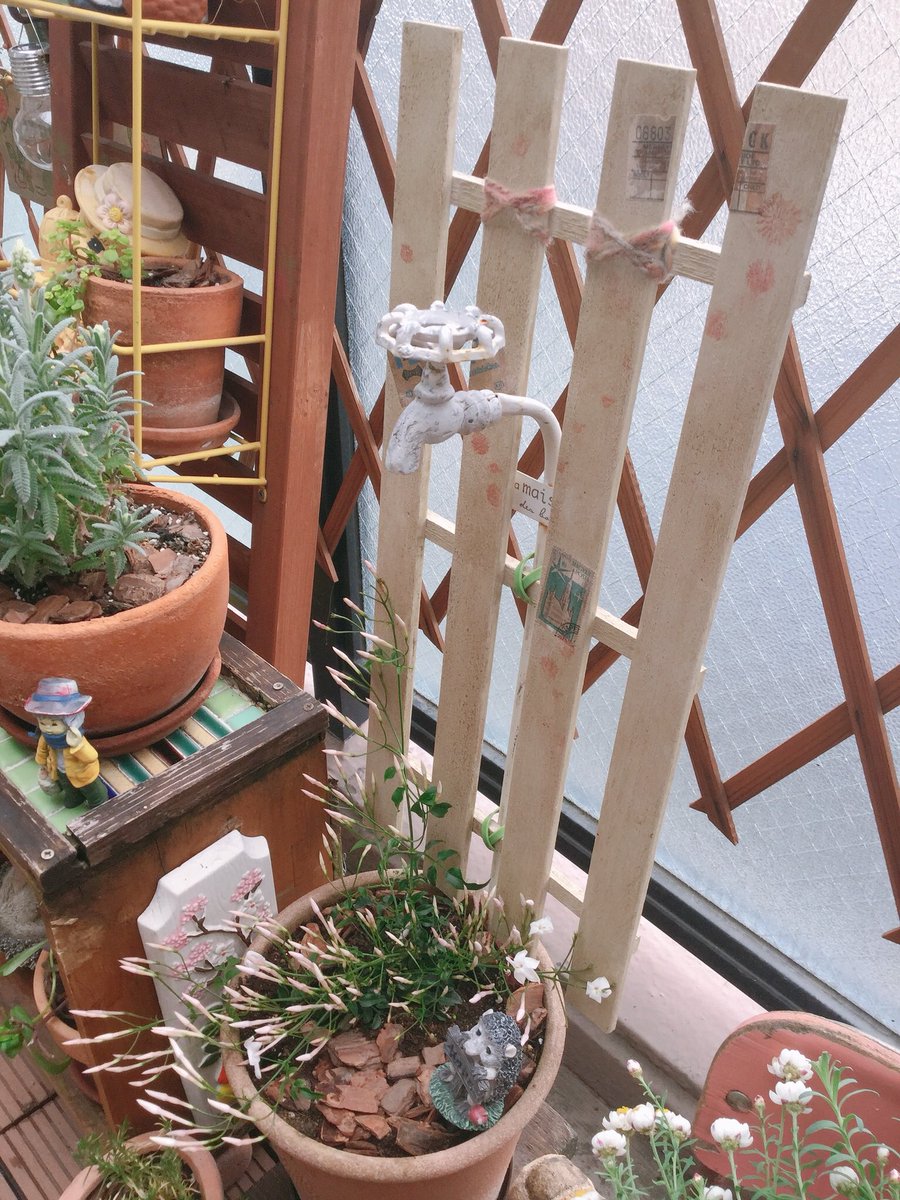 雑貨奥様 昨日 薬局店頭でジャスミンの苗を買ったので 植え替えをしました そしてツルが伸びる事を期待して ダイソー で買ったスノコとオーナメントの水道管もどきを合体 スノコはペンキで塗り マッチラベルや切手等を貼りましたよ 大きくおなり