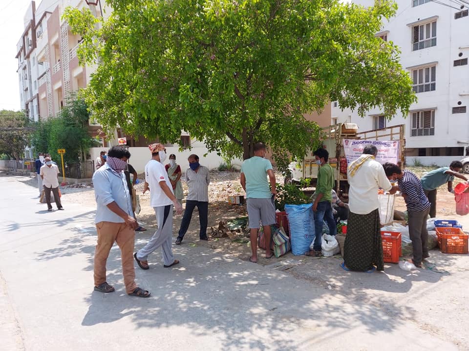 PSLCWA's tweet photo. Agri &amp; Markt Dept,TS Govt made arrangements for Mobile RytuBazaar at Panchavati Clny,Manikonda.Our RWA took all precautions strictly as per directions of govt.LET LIVE AND LET OTHERS TO LIVE by maintaining Social Distancing as a social responsibility. 
 @TelanganaCMO @MinisterKTR https://t.co/w4KLxNX1vV