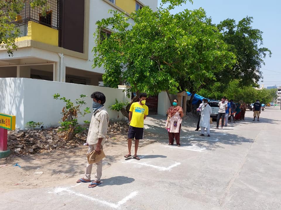 PSLCWA's tweet photo. Agri &amp; Markt Dept,TS Govt made arrangements for Mobile RytuBazaar at Panchavati Clny,Manikonda.Our RWA took all precautions strictly as per directions of govt.LET LIVE AND LET OTHERS TO LIVE by maintaining Social Distancing as a social responsibility. 
 @TelanganaCMO @MinisterKTR https://t.co/w4KLxNX1vV