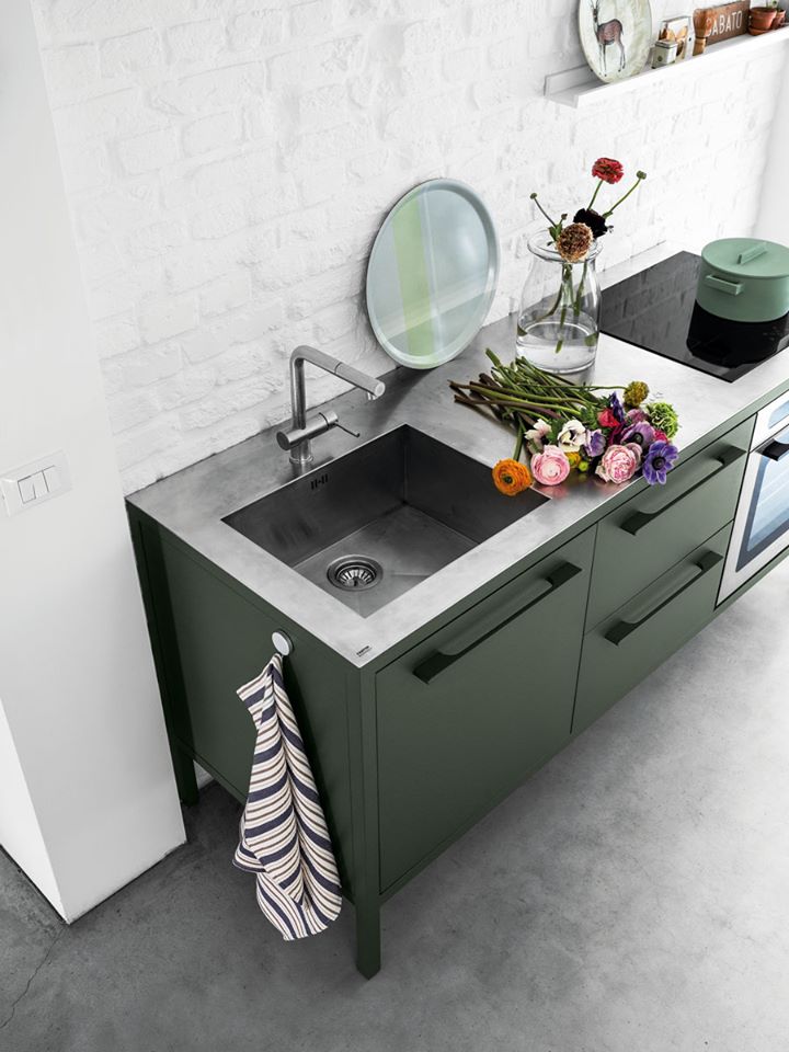 INTERNIMagazine's tweet image. Durante la quarantena, la #cucina è diventata più che mai il cuore pulsante della casa (ma anche del giardino). Qualche idea che al #design coniuga funzionalità e #sostenibilità bit.ly/2WTy9qg