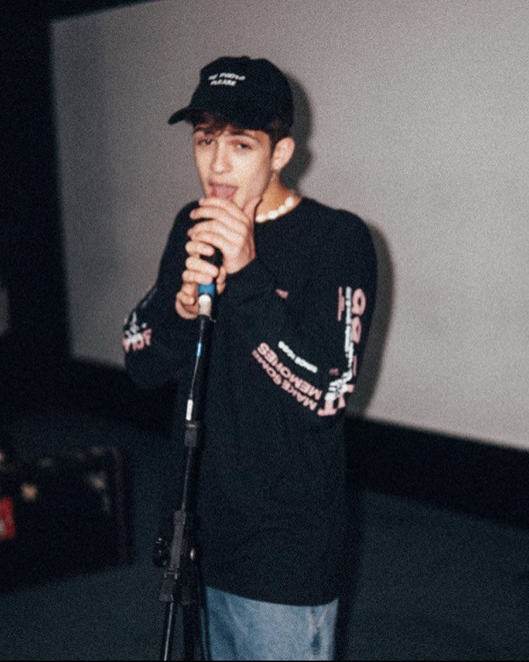 JTRodriguez__'s tweet photo. Trabajar desde casa 🎤🔥 https://t.co/nFdxcHWw6I