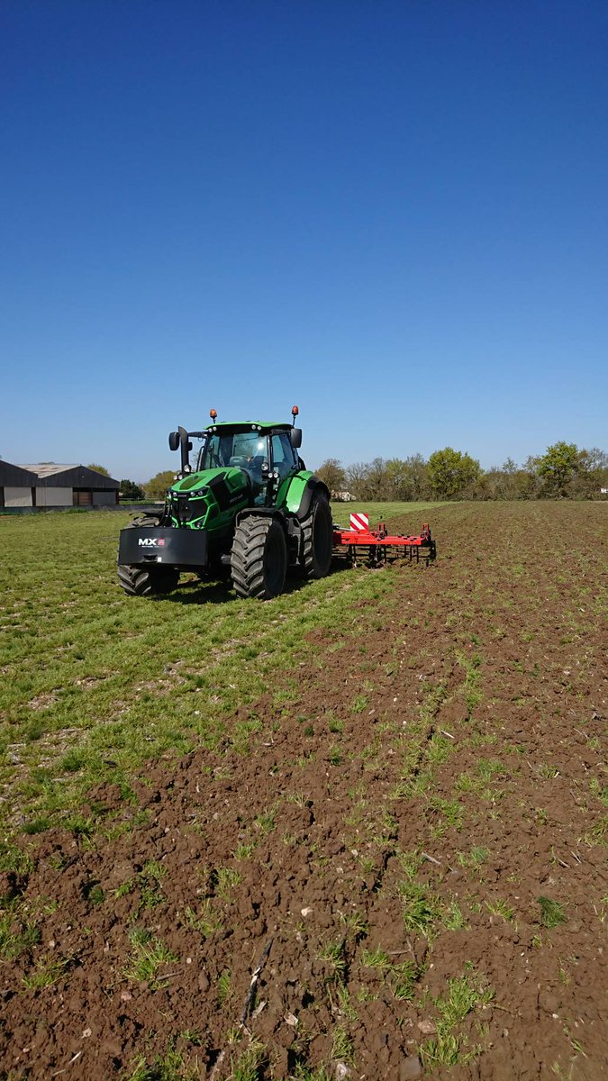 CAVAC_'s tweet photo. 👏🚜En ce lundi, on retrouve nos agriculteurs au travail.
🚜C'est au tour d'Adrien de passer le cultivateur dans ses parcelles. 💁♂️ Il prépare ainsi le sol pour les futurs semis de maïs🌽.
#PositiveAgriculture
#Onvousnourrit
#Fiersdecooperer
@lacoopagricole https://t.co/YIqHfaceLD