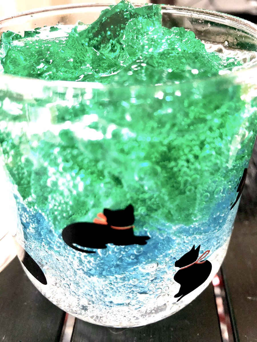 U K 推しカプ色ゼリーソーダ作った 食紅やブルーハワイの青だとちょっとイメージ違うな配合めんどいなーと思って作ってなかったんだけど いただきものの青森のりんごから作られた色素がロイヤルブルーでイメージ通りなのでこれはやるしかないなと 緑のは