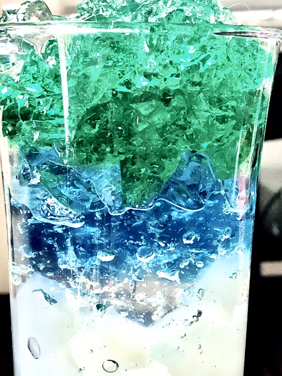 U K 推しカプ色ゼリーソーダ作った 食紅やブルーハワイの青だとちょっとイメージ違うな配合めんどいなーと思って作ってなかったんだけど いただきものの青森のりんごから作られた色素がロイヤルブルーでイメージ通りなのでこれはやるしかないなと 緑のは