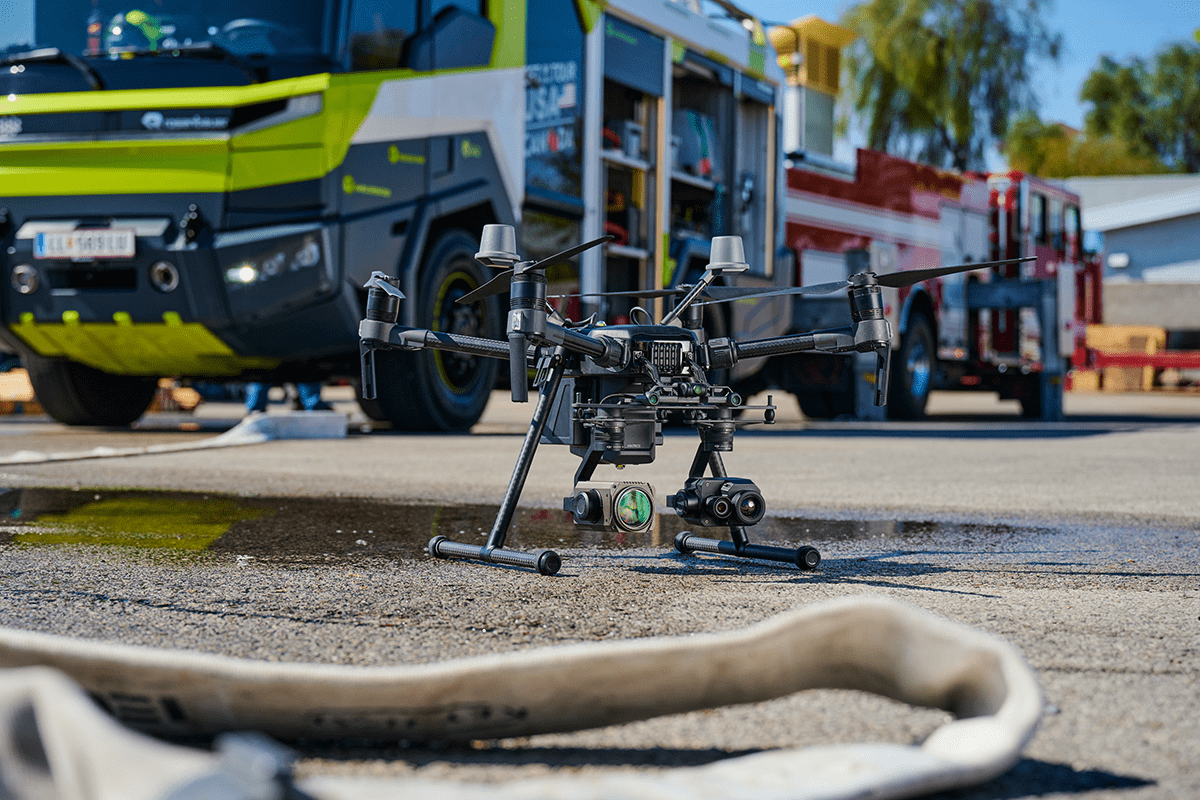 RosenbauerGroup's tweet photo. 🆕 #Rosenbauer and #DJI Global Partnership 💪
Emergency scenarios will be able to be dealt with quicker, safer &amp; more efficiently, thanks to a partnership between Rosenbauer &amp; @djiglobal, the world’s leader in civilian #drones &amp; aerial imaging technology. 
https://t.co/vHz5LWygJW https://t.co/AH32yo4ZlU
