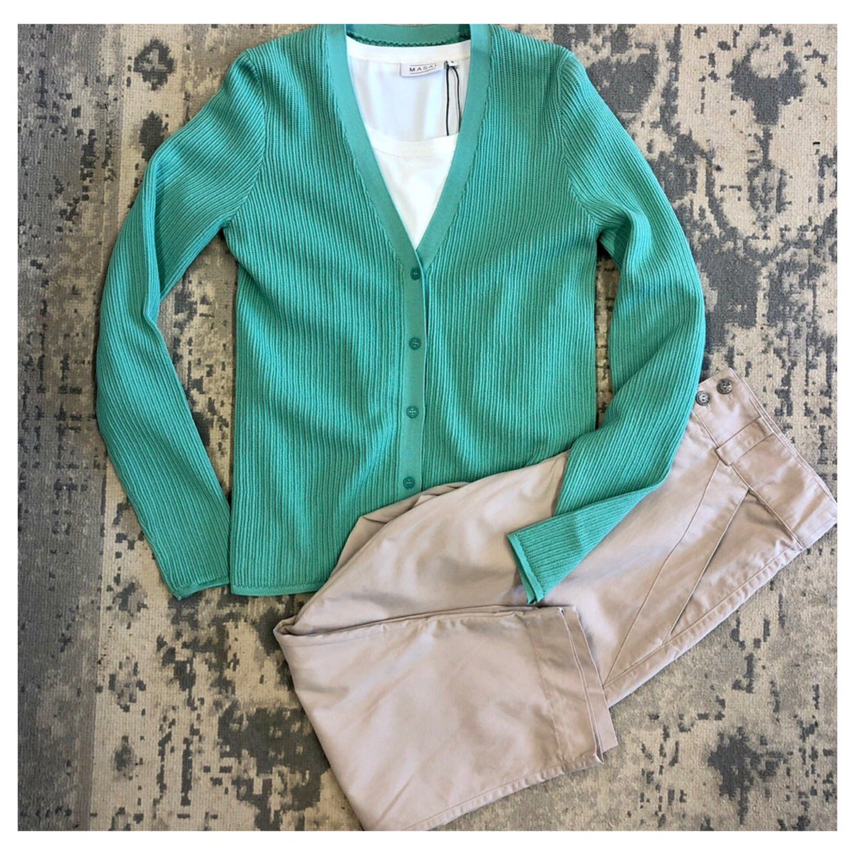 Homeschool attire 💚 #stayhome #homeschoolstyle #danishstyle
.
DM us if you’d like to purchase any items on our feed. 

Cardigan: Samsøe Samsøe
Top: Masai
Chinos: Bitte Kai Rand