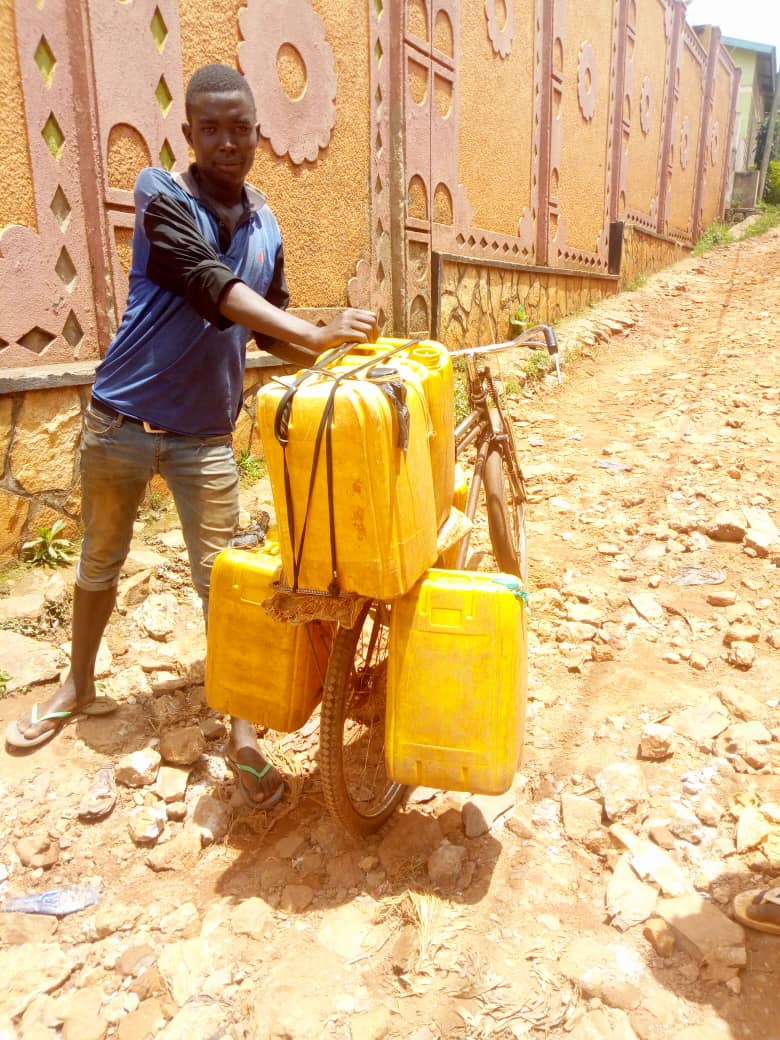  Suite au manque criant d'eau potable à  #Kobero, les jeunes qui puisent l'eau dans les marais proches vendent un bidon de 20l à 300Fbu. A la fin du mois, ce jeune encaisse facilement 40.000Fbu. La  @Regideso_bdi annonce l'adduction d'eau "très proche" #Burundi  #CoronaLessons