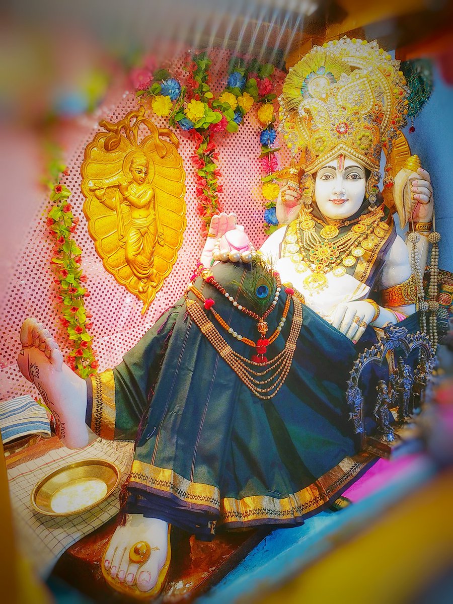 bsarathcp's tweet photo. മഹര്ഷീണാം ഭൃഗുരഹം ഗിരാമസ്മ്യേകമക്ഷരം
യജ്ഞാനാം ജപയജ്ഞോfസ്മി സ്ഥാവരാണാം ഹിമാലയഃ
(ഗീത 10:25)

മഹർഷിമാരിൽ ഭൃഗുവും ,വാക്കുകളിൽ ഓംകാരവും ,യജ്ഞങ്ങളിൽ വച്ച് ജപയജ്ഞവും ,സ്ഥാവരങ്ങളിൽ ഹിമാലയവും ഞാൻ തന്നെ.
🕉️🙏🚩 https://t.co/IPJgtbRYta