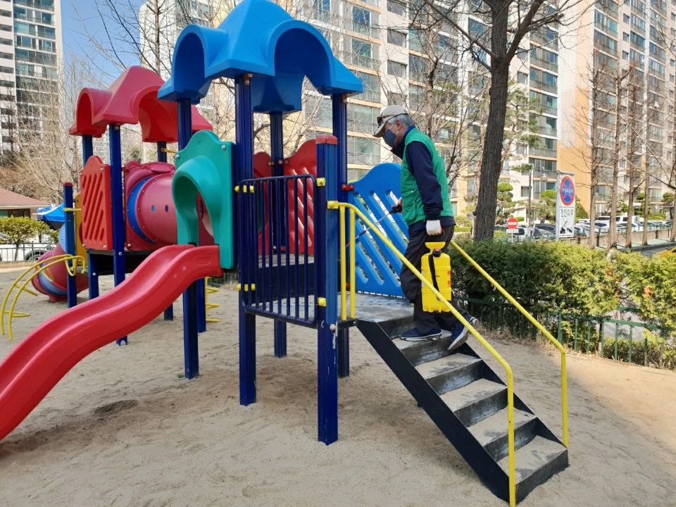 shortbread_s's tweet photo. 2020. 3. 30.  오늘   #성남시 #이매2동 지역방역단이  관내 취약시설  및 다중이용시설 세번째  방역을  해주셨습니다. 바쁘신  일정에도  우리  #이매2동을  위해  애써주시는  우리  #이매2동  유관단체 회원님들  정말  감사합니다. https://t.co/qpnsOTwokr