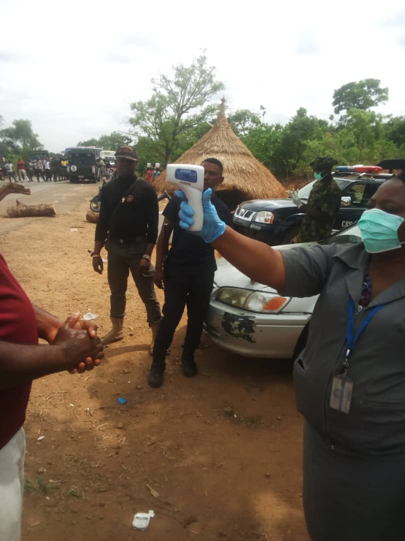CRSPHCDA1's tweet photo. Entry points into @crossriverstate are on lockdown,and our team along with the @HQNigerianArmy are present in #Gakem a border town with #Benue to stop,sensitize travellers on the dreaded #covid19 virus as they also distributed PPEs like sanitizers,buckets,mask among others https://t.co/peBt52rECn