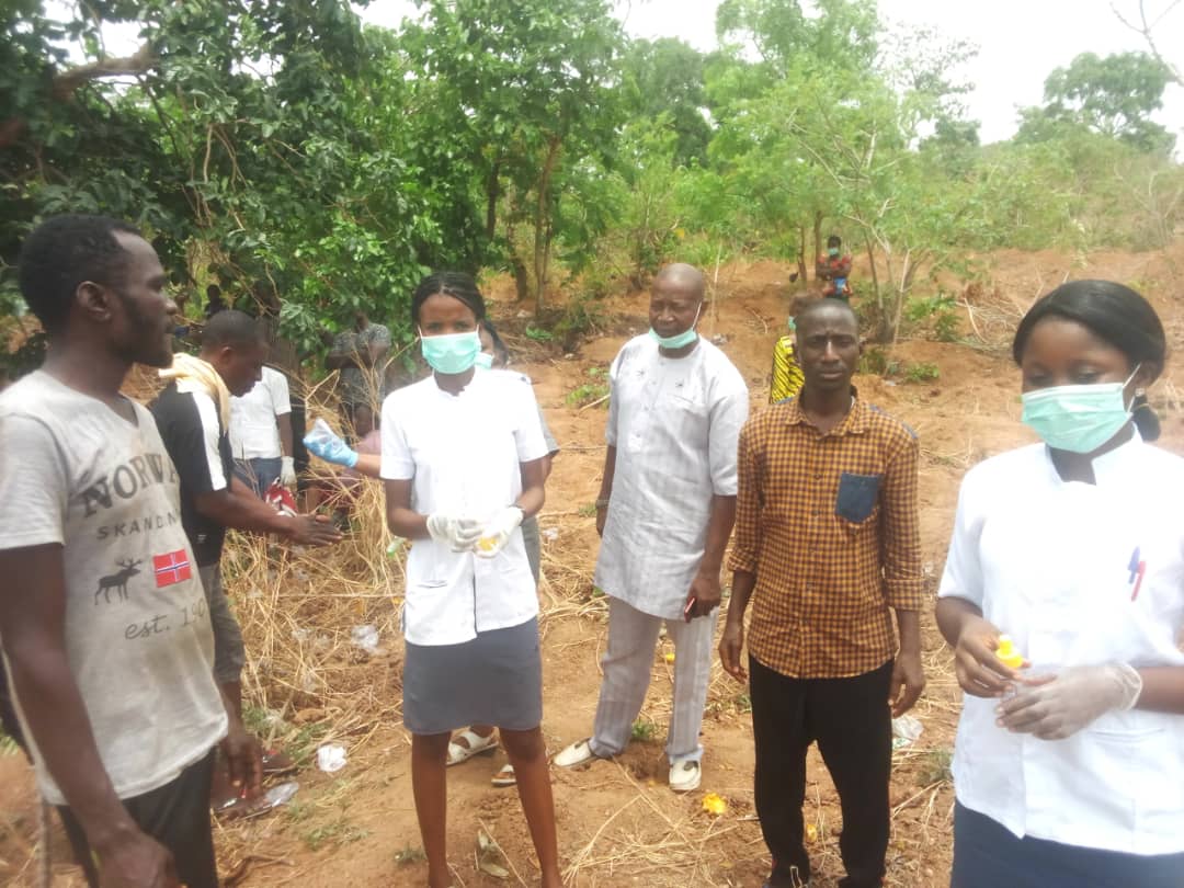CRSPHCDA1's tweet photo. Entry points into @crossriverstate are on lockdown,and our team along with the @HQNigerianArmy are present in #Gakem a border town with #Benue to stop,sensitize travellers on the dreaded #covid19 virus as they also distributed PPEs like sanitizers,buckets,mask among others https://t.co/peBt52rECn