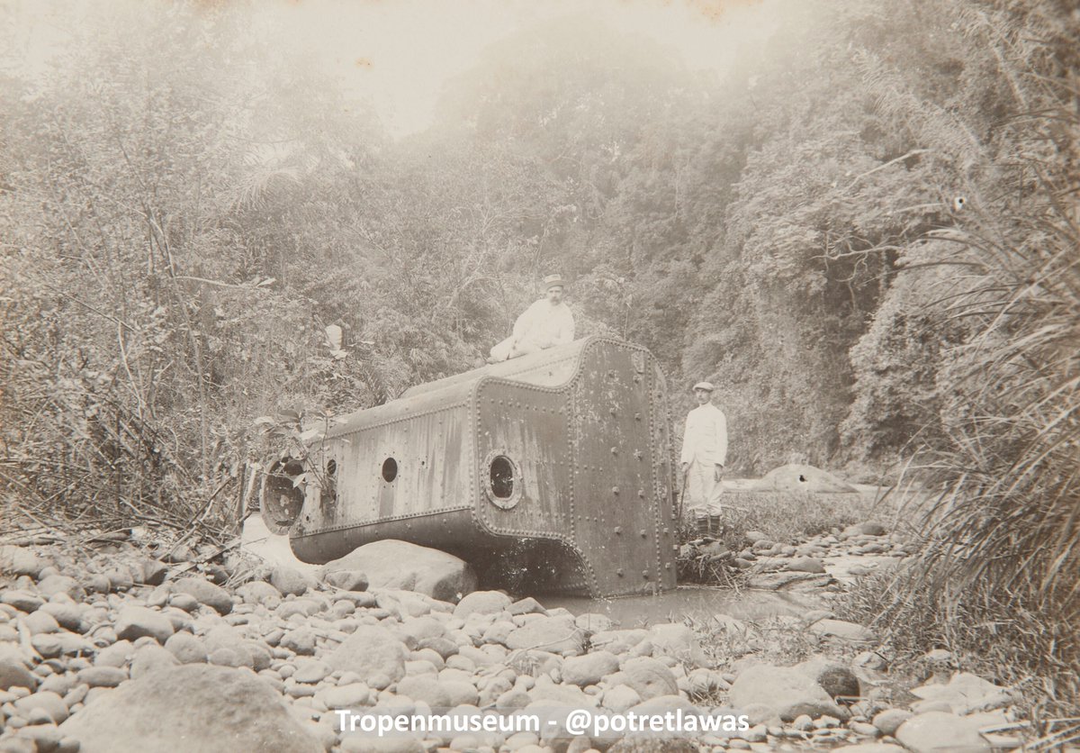 Rongsokan ketel uap kapal SS Bezou yang terdampar di sungai Kuripan, Lampung.

30 tahun sebelumnya, saat puncak letusan Krakatau 27 Agustus 1883 mengirim tsunami ke daratan, kapal yang bersandar di dermaga teluk Betung ini ikut terbawa gelombang hingga hampir 2 km ke arah hulu.