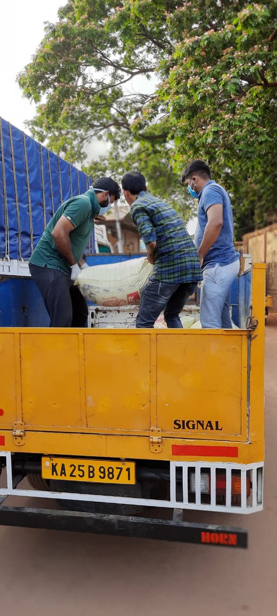 Another NGO (Reliance Youth Wing Association) from Surathkal, Mangalore preparing and distributing nearly 200 Food kits to the poor and needy peoples.6/n