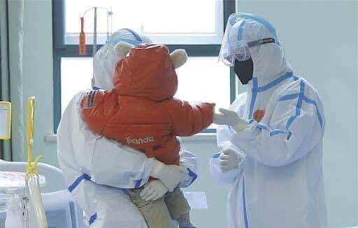 اذا اصيب طفلك بالفيروس ..
 سوف يذهب للمستشفى بمفرده ..
 مع اشخاص لا يعرفهم .. 
الى مكان و غرفة لا يعرفها ..
 ليبقى مع اشخاص لا يعرفهم ..
 و انت ستذهب للبيت بدون طفلك ، في الوقت الذي هو في امسّ الحاجة اليك !! 
اذا لم تكن خائف على حالك خاف على أطفالك 💔
#خليك في البيت. Stay Home.