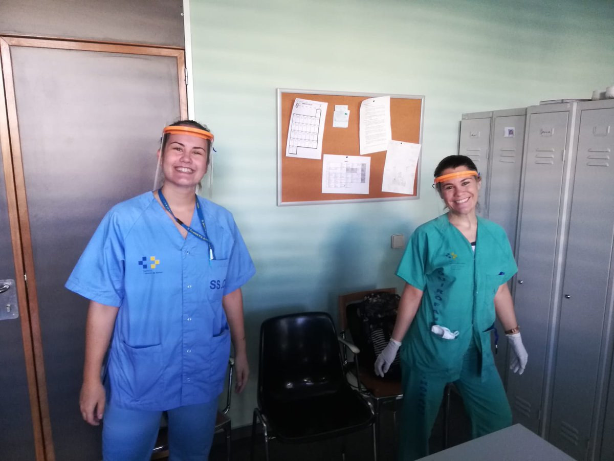 EGSCTamaraceite's tweet photo. Las viseras del IES Cairasco de Tamaraceite ya están usándolas en el Hospital Dr. Negrín de Las Palmas de GC.  Gracias  a Juanjo Espino por su entrega este fin de semana para realizarlas y que hoy lunes ya estén protegiendo a algunos sanitarios .  #QuédateEnCasa #YoMeQuedoEnCasa https://t.co/U9iiJ1XKu4