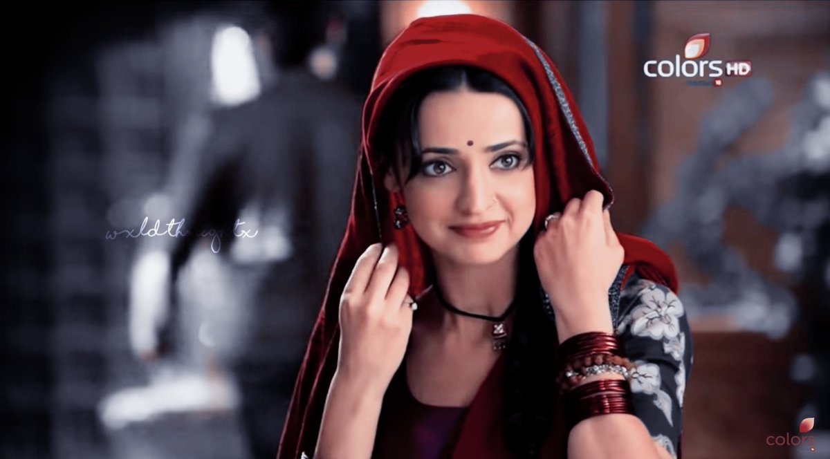 Her beautiful smile in first cap and sad face in last  #SanayaIrani
