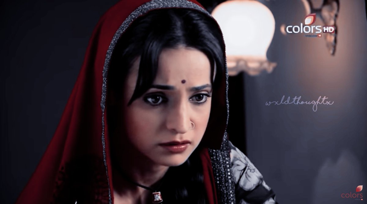 Her beautiful smile in first cap and sad face in last  #SanayaIrani